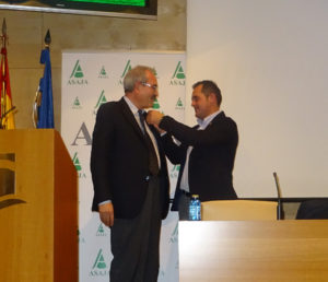 Juan Luis Delgado, poniendo la insignia de oro al secretario general, Juan Sánchez Brunete. Foto ASAJA Salamanca