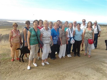 Un grupo de mujeres rurales visita una explotación de caprino de Candeleda