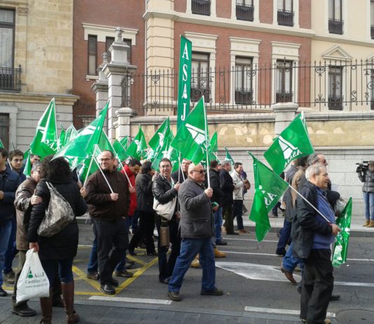 Agricultores de toda la Región reclaman a Villanueva una solución para cerca de 15.000 tractores pendientes de una restrictiva ITV