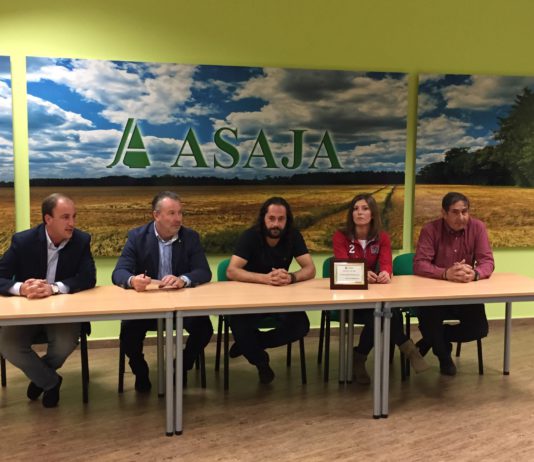 ASAJA DE ÁVILA ENTREGA SU INSIGNIA DE ORO A LOS GANADEROS TRASHUMANTES