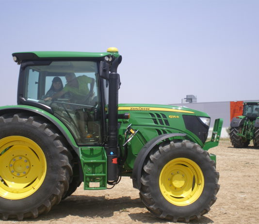 Los alumnos de los cursos de capacitación agraria de ASAJA conocen las novedades tecnológicas en John Deere