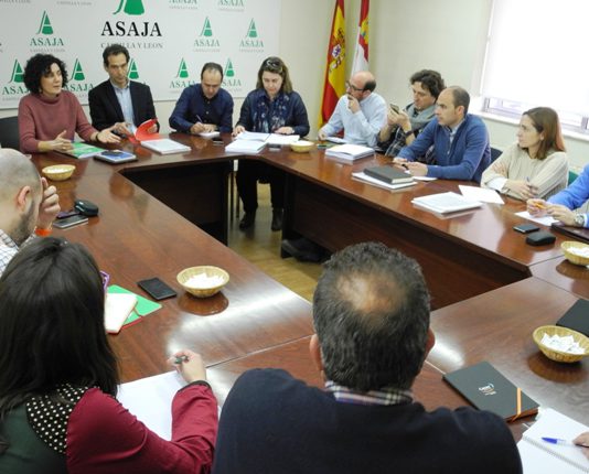 El equipo técnico de ASAJA plantea al coordinador de la PAC las dudas de los agricultores y ganaderos