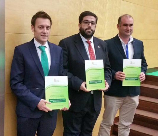 Javier Martín, socio de ASAJA-Ávila, recibe de la Junta la Autorización Ambiental Integrada