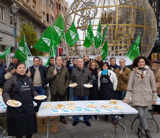 Acto reivindicativo de los ganaderos de ovino, que invitan a los ciudadanos a comprar el buen queso de Castilla y León