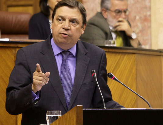 Luis Planas pide a la industria que rectifique y suba el precio de la leche como en resto de la UE