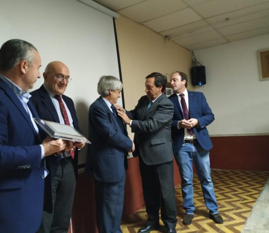 Una insignia que representa la defensa del sector primario