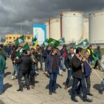 DENUNCIA EN LA CALLE CONTRA LA ESPECULACIÓN CON EL CARBURANTE Y ENCARECIMIENTO DE FERTILIZANTES