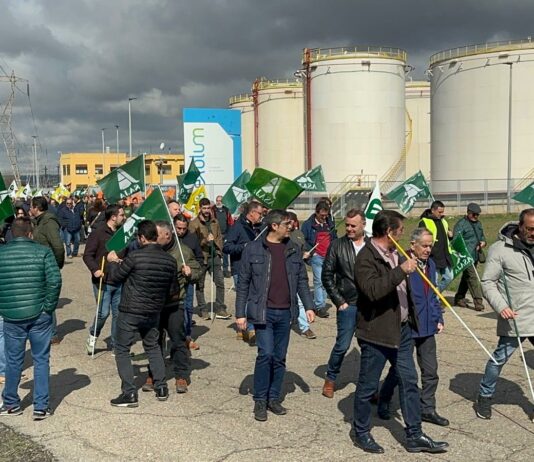 DENUNCIA EN LA CALLE CONTRA LA ESPECULACIÓN CON EL CARBURANTE Y ENCARECIMIENTO DE FERTILIZANTES