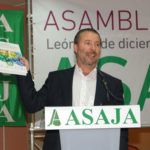 D. Donaciano Dujo Caminero – Presidente de ASAJA Castilla y León presentando el libro conmemorativo del XXV Aniversario