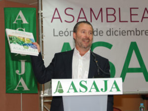 D. Donaciano Dujo Caminero - Presidente de ASAJA Castilla y León presentando el libro conmemorativo del XXV Aniversario