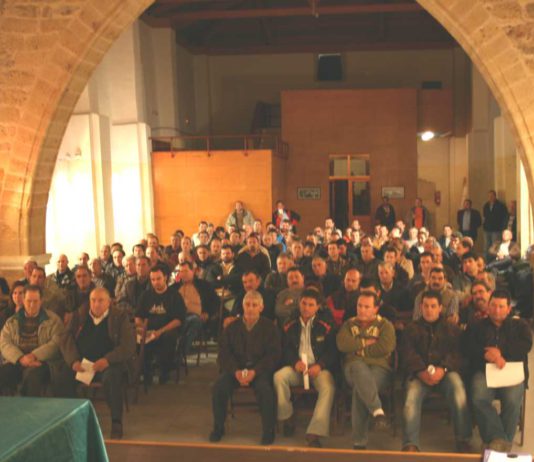 MASIVA PARTICIPACIÓN EN LA ASAMBLEA DE MANSILLA Reunión Mansilla de las Mulas