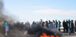 CERCA DE MIL AGRICULTORES CORTAN LAS AUTOVÍAS EN LEÓN EN PROTESTA POR LA SUBIDA DEL GASÓLEO