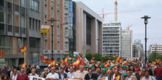 LOS REMOLACHEROS DE CASTILLA Y LEÓN NO SE RESIGNAN Y PLANTAN CARA A FISCHLER EN BRUSELAS