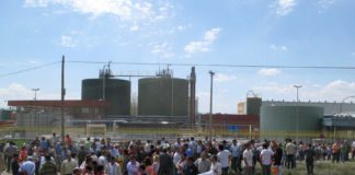 LOS GANADEROS DE CASTILLA Y LEÓN SE MANIFIESTAN FRENTE A PASCUAL Y CORTAN LA AUTOVÍA MADRID-BURGOS
