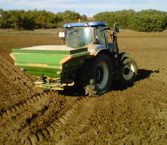 ASAJA constata que muchos jubilados del campo están dejando este año la agricultura y por lo tanto de compatibilizar su pensión con los ingresos agrarios Abonando tierra