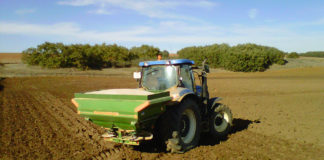 Abonos y gasóleo inflan el “IPC agrario” en el comienzo de la campaña de siembras Abonando tierra