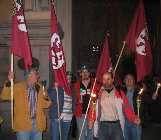 LAS VELAS DE LEON SE ENCENDIERON FRENTE AL MINISTERIO DE AGRICULTURA
