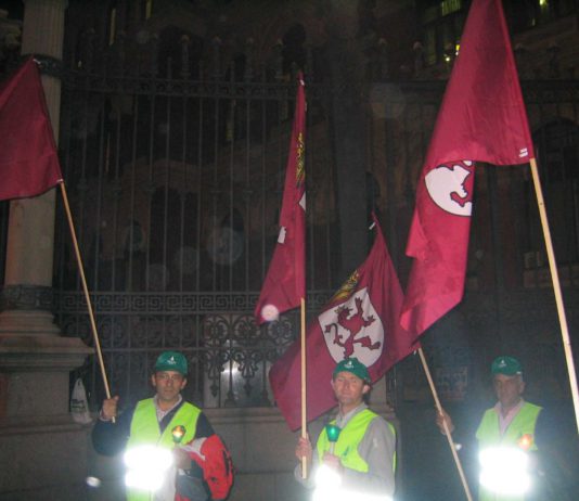 ASAJA DE LEON PARTICIPA HOY EN LA VIGILIA CON VELAS FRENTE AL MINISTERIO.