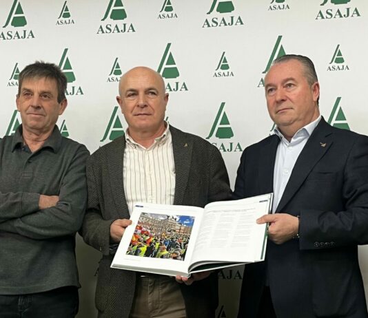 Donaciano Dujo presentó en León el libro conmemorativo del cuarenta aniversario de la asociación: «Reivindicaciones y servicios para un campo moderno y tecnológico»