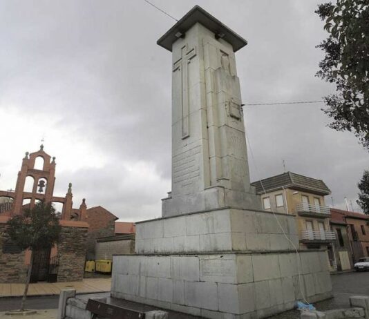 Monolito franquista MAURICIO PEÑA