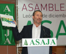 D. Donaciano Dujo Caminero - Presidente de ASAJA Castilla y León presentando el libro conmemorativo del XXV Aniversario