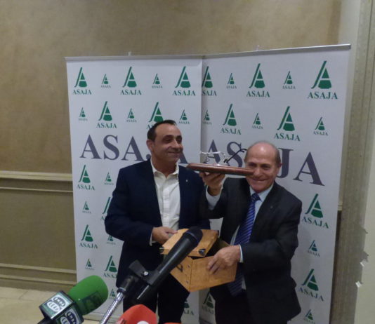 José María Ruiz Ortega recibe el arado de plata de ASAJA PALENCIA