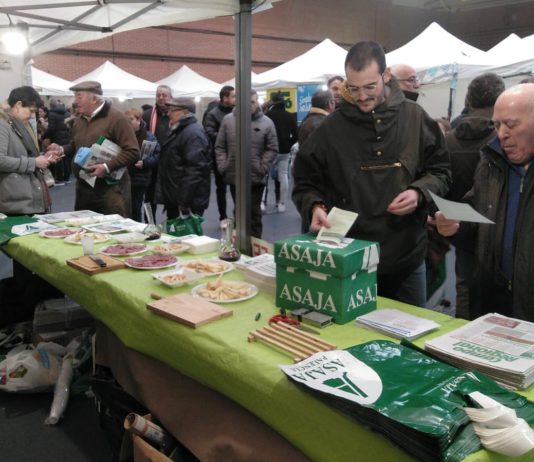 ASAJA Palencia cumplió con la tradición de Las Candelas en Saldaña