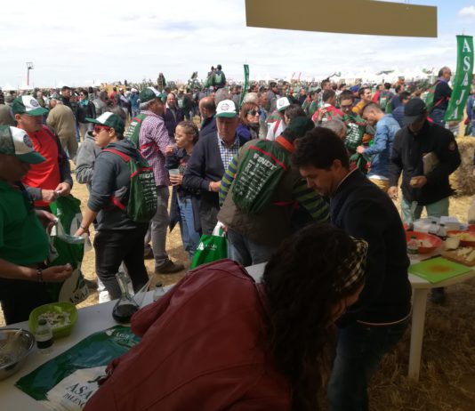 Cientos de visitantes en la caseta de ASAJA en Fendtgüinos