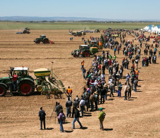 ASAJA Palencia instala su stand en la feria de Fendtgüinos en Cervatos