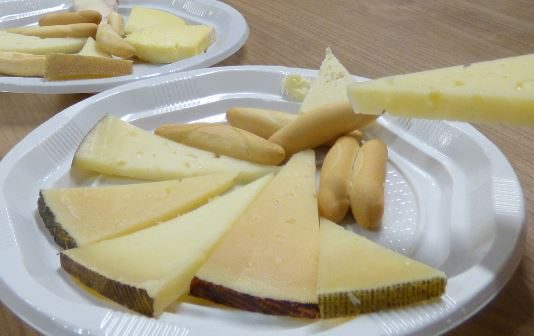 Asaja Palencia difunde los beneficios del queso con una cata en la Universidad