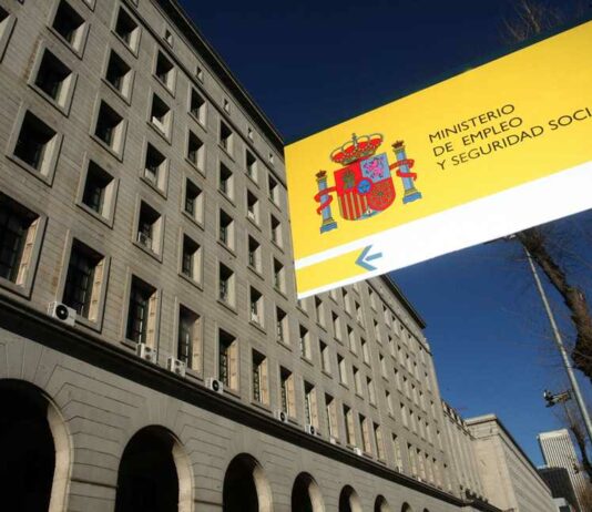 El Gobierno asesta otro duro golpe al sector agrario con la subida del SMI