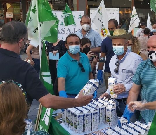 ASAJA-Palencia participa en el reparto de leche celebrado hoy en Valladolid