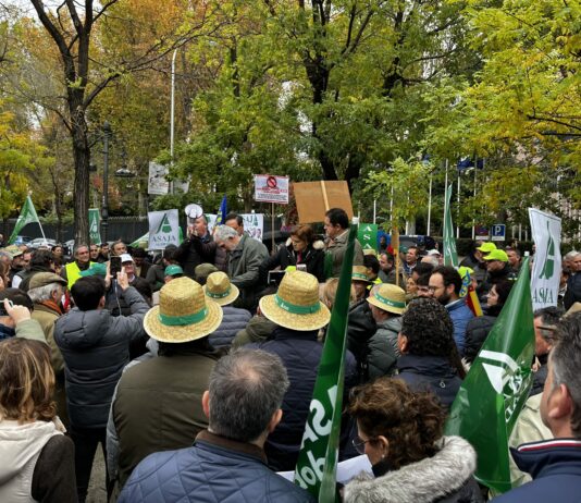 Manifestación de ASAJA a las puertas de la Comisión Europea por el ninguneo del sector agrario y ganadero en la nueva PAC