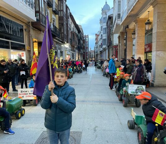 Doscientos niños palentinos secundan la tractorada infantil por el futuro del sector agroganadero