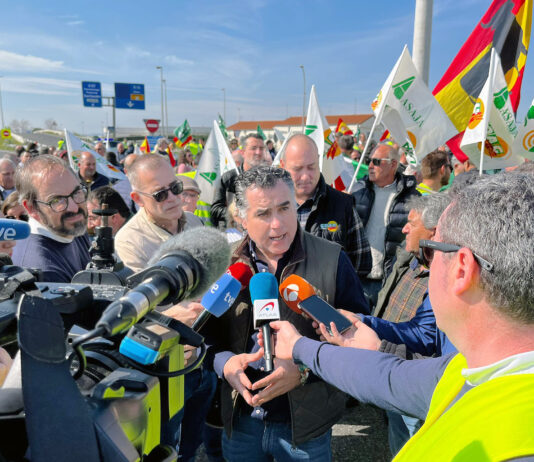 Cientos de agricultores rechazan en el puerto de Santander la importación de cereales sin arancel