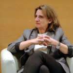 teresa-ribera-sentada