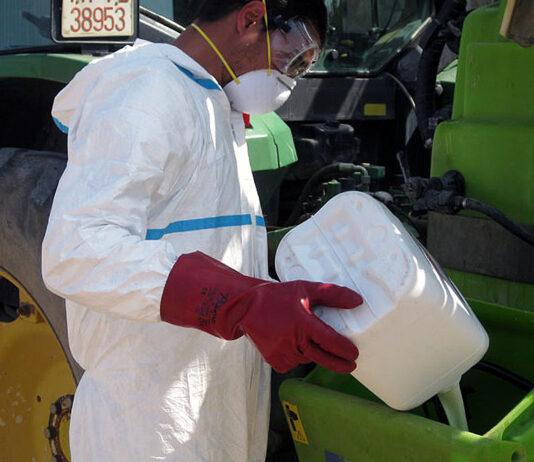 Aplicar fitosanitarios en explotaciones ajenas obliga a la inscripción en una categoría específica del ROPO