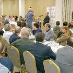 Asistentes-atendiendo