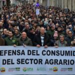 Pancarta mayores en calle Mayor con profundidad
