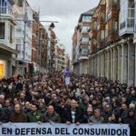 Pancarta mayores en calle Mayor con profundidad