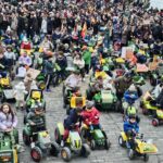 Tractorada infantil en plaza Mayor