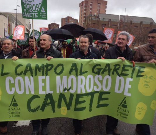 Los Reyes Magos de ASAJA entregan su cargamento de carbón para el ministro Arias Cañete