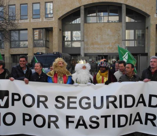 Agricultores de toda la región reclaman a Villanueva una solución para cerca de 15.000 tractores pendientes de una restrictiva ITV