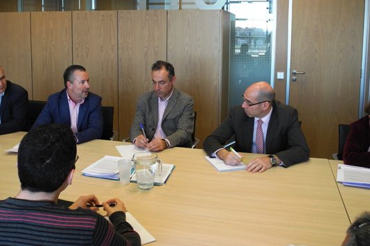 El Director General de Industria se compromete a revisar con el sector las ITV a las cabinas de los tractores