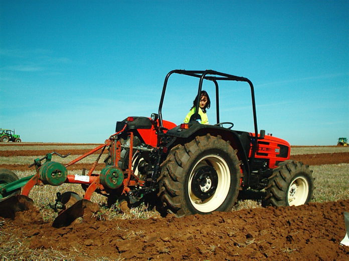 Una mujer, realizando labores agrícolas. Foto: ASAJA Salamanca