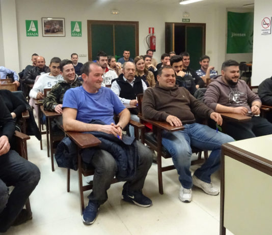 Más de 25 personas asisten al curso de Bienestar animal en el transporte