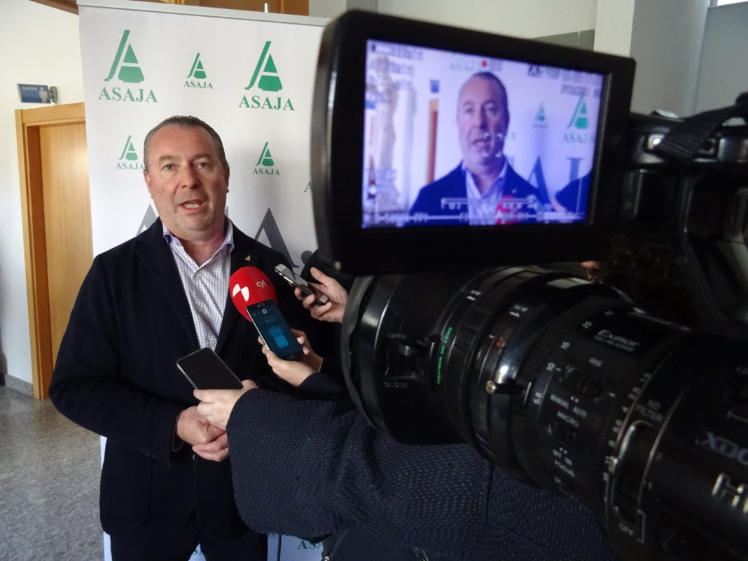 Donaciano Dujo, ante los medios de comunicación en una jornada celebrada por ASAJA Salamanca. FOTO: ASAJA Salamanca.