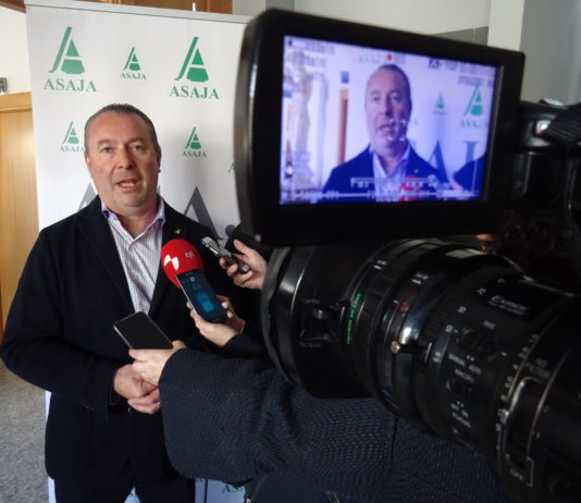 ASAJA Castilla y León pide a Pedro Sánchez una defensa clara y rotunda del sector agrícola y ganadero español Donaciano Dujo, ante los medios de comunicación en una jornada celebrada por ASAJA Salamanca. FOTO: ASAJA Salamanca.