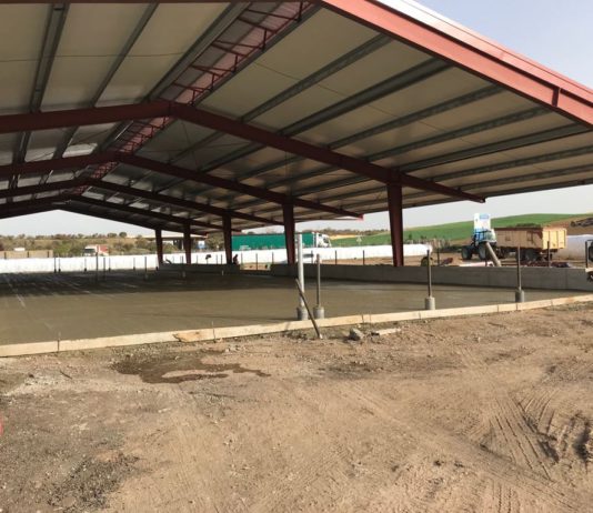 ASAJA Salamanca insta a la Diputación Provincial a que revise las normas urbanísticas Una nave ganadera en contrsucción, respetando las normas urbanísticas. FOTO: ASAJA Salamanca