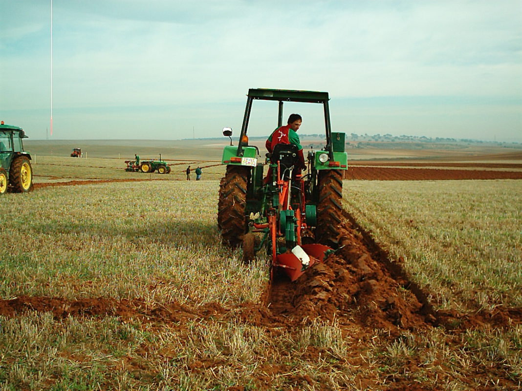 Un joven, trabajando en el campo. FOTO: ASAJA Salamanca.